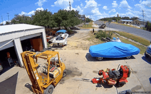 Xe tải mất lái, húc bay xe đỗ phía trước lên không trung