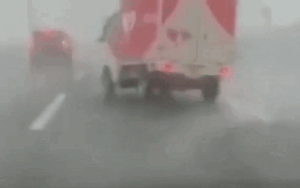 Khoảnh khắc xe tải bị lật nghiêng trong siêu bão Lekima