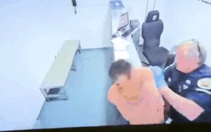 Cảnh sát Mỹ vô cớ đẩy ngã phạm nhân vào tường chảy máu