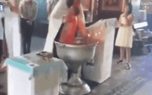 Linh mục làm lễ rửa tội cho trẻ một cách dã man, mẹ bất lực muốn dừng lại không được