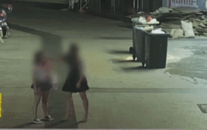 Đang đi trên đường, cô gái bất ngờ bị người lạ xông ra đánh túi bụi