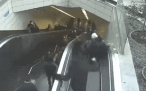 Hãi hùng giây phút người đàn ông bị thang cuốn mở ra 'nuốt chửng'