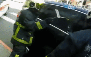 Bị cảnh sát đập vỡ cửa kính vì bỏ quên con trai trong xe, thái độ sau đó của ông bố còn phẫn nộ hơn