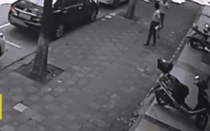 Không chịu ký đơn ly hôn, chồng lái xe đâm vợ hất văng lên không trung