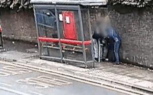 Người đàn ông bị hai kẻ côn đồ đánh dã man giữa đường nhưng phản ứng của nhiều tài xế đi ngang qua mới đáng buồn