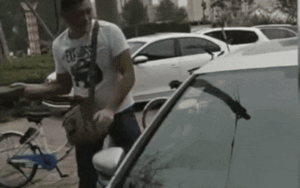 Bị người đàn ông lạ dùng đá đập vỡ cửa xe, chủ xe vẫn cảm ơn rối rít vì lý do này