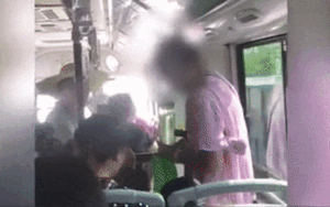 Xe buýt đông không còn chỗ ngồi, cụ bà có hành động này khiến cả xe sốc nặng