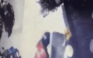 Phát hoảng cảnh thanh niên giật 'cô hồn', nhanh tay ôm lấy con gà rồi hất mâm đồ cúng để lấy luôn chiếc bàn