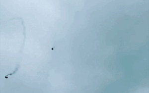 Thót tim khoảnh khắc lính nhảy dù lao thẳng xuống đất ở độ cao hơn 1.500 m