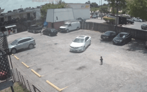 Bỏ mặc con trai đi một mình trong bãi đỗ xe, bà mẹ trẻ hối hận xé lòng