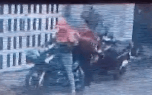 Camera ghi hình đối tượng bất ngờ đâm nhiều nhát vào cổ người phụ nữ ở Bình Dương