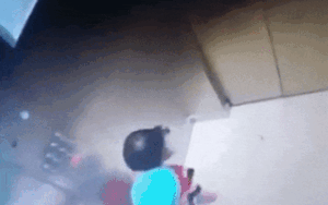 Cậu bé bị dây quấn cổ treo lên đỉnh thang máy, phản ứng nhanh trí của người chị khiến dân tình khen ngợi