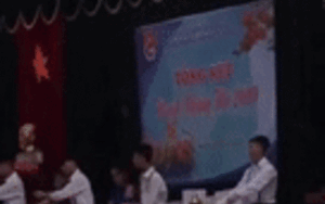 Bị bạn diễn 'bỏ rơi', nam sinh vẫn hoàn thành tiết mục văn nghệ một mình khiến CĐM đồng cảm vô cùng