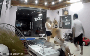 Chồng thẳng tay đánh vợ túi bụi trước mặt 2 con nhỏ rồi lớn tiếng quát nạt: 'Tao nhịn mày nhiều rồi đấy'