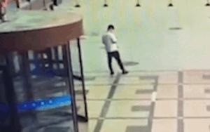 Giây phút người phụ nữ nhảy lầu tự tử vì chán sống rơi trúng thanh niên đứng dưới sảnh bệnh viện