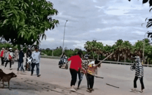 Xôn xao clip nữ sinh đánh nhau kinh hoàng trên đường phố, dùng cả gậy để vụt 'đối thủ' khiến nhiều người phẫn nộ