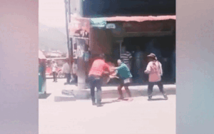 Ngã ngửa với lý do hai người đàn ông đâm chém nhau giữa đường phố