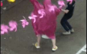 Trời mưa tầm tã, hai nữ sinh vẫn quyết 'quẩy' tưng bừng dưới sân trường khiến CĐM vô cùng thích thú