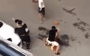 Nhóm thanh niên lao vào tấn công, đánh túi bụi 2 người mặc đồ Ngộ Không và Bát Giới trên phố gây náo loạn