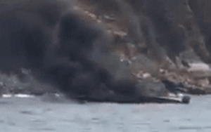 Ca nô du lịch bất ngờ bốc cháy trên vịnh Nha Trang, 2 thuyền viên bị bỏng