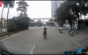 Nam sinh chạy xe máy tạt đầu ô tô, lạng lách và thể hiện màn bốc đầu xe khiến dân tình lắc đầu ngán ngẩm