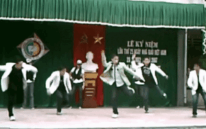 Bồi hồi nhớ lại 'một trời tuổi thơ' với màn nhảy hiện đại của nhóm học sinh trên nền nhạc 'Tuyết yêu thương' đình đám một thời