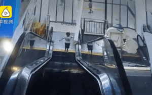 Cánh tay bị kẹt trong thang cuốn vì nghịch ngợm, bé gái khóc lóc hoảng loạn