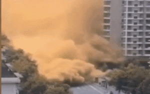 Mặt đường nổ tung, bụi bay mù mịt do nổ đường ống dẫn dầu