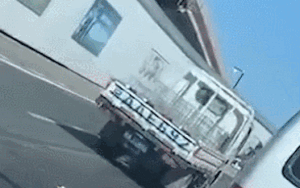 Người đàn ông trộm xe tải, đâm vào nhân viên kiểm tra hòng chạy trốn