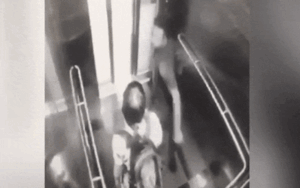 Vừa bước vào thang máy, người phụ nữ liền bị tên cướp đánh đập dã man