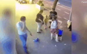 Người phụ nữ vô cớ vung dao đâm vào mặt bé trai 3 tuổi đang đi cùng bố mẹ