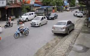 Thót tim clip xe ben đâm hàng loạt ô tô trên đường phố khiến người dân sợ hãi tháo chạy