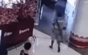 Bé gái 1 tuổi bị người lạ đá bay như túi rác, người xung quanh chỉ biết trơ mắt đứng nhìn