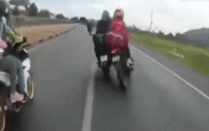 Clip phượt thủ phóng xe vượt ẩu, tông 2 người đi xe máy bị thương rồi bỏ chạy gây bức xúc