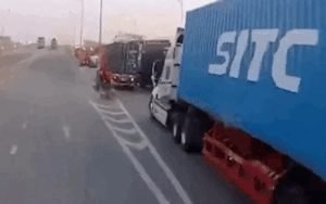 Clip 2 thanh niên chạy xe máy bất ngờ tăng tốc tạt đầu container và cái kết đau đớn