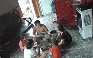 Cãi vã giữa bữa ăn, người chồng tức giận ném mạnh bát cơm rồi lớn tiếng mắng chửi vợ trước mặt 3 con nhỏ