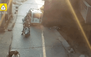 Kinh hoàng ông lão bị ô tô kéo lê suốt 20 mét, tài xế chỉ dừng lại khi đâm vào cột đá bên đường