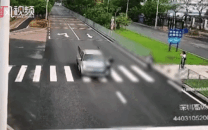 Nam sinh bị xe tải đâm trúng hất văng lên cao khi băng qua đường