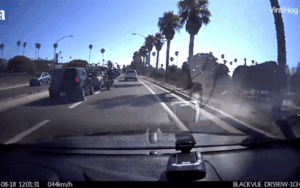 Dùng chân đạp gương ô tô, người lái xe máy mất thăng bằng và nhận kết cục đáng xấu hổ