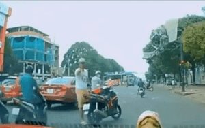 Thầy chùa dùng gậy đập vỡ kính ô tô vì không cho xe vượt được đưa đi điều trị tâm thần