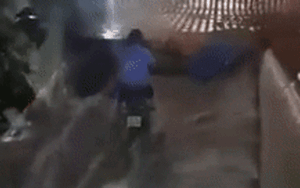 Clip bảo vệ 'cứu' từng chiếc xe khỏi hầm ngập nước giữa trời mưa xối xả khiến dân tình xôn xao