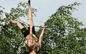 Giật mình clip người phụ nữ có biểu hiện bất thường đánh đu, nhào lộn trên dây điện ở Đắk Lắk