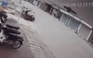 Clip: Đang đi trên đường, thiếu nữ 17 tuổi bị ô tô hất văng lên nóc xe