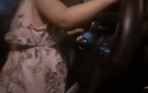 Clip bố để con gái nhỏ cầm vô lăng điều khiển xe ô tô chạy trên quốc lộ gây bức xúc