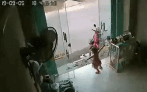 Thót tim cảnh kính cường lực bất ngờ vỡ vụn văng tung tóe lên người bé gái