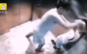 Người đàn ông lạ mặt bóp cổ, đánh đập trẻ em dã man trong thang máy