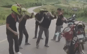 Thêm nhóm phượt thủ bật nhạc nhảy giữa đường nhiều xe cộ qua lại khiến dân tình phát hoảng