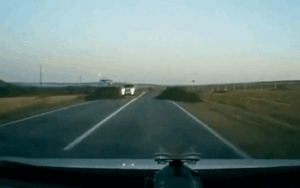 Ô tô hất văng sau cú đâm kinh hoàng vào đống đất bên đường