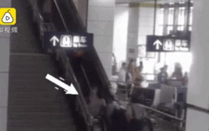 Đang bế con nhỏ, người mẹ ngã vào khe thang cuốn