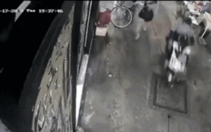 Clip: Cô gái bị 2 đối tượng giật túi xách kéo hất văng xuống đất ở con hẻm Sài Gòn khiến nhiều người sợ hãi